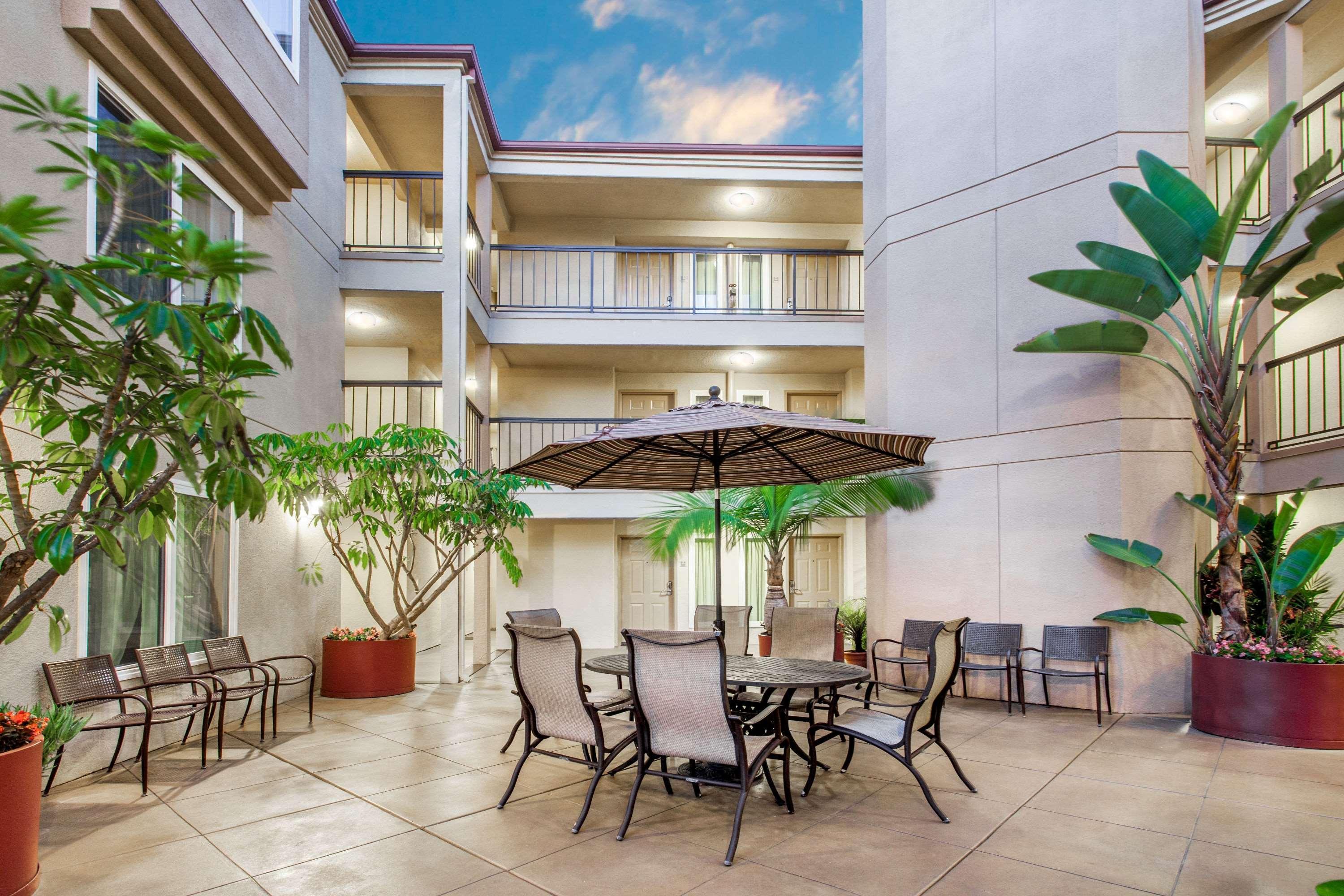 Days Inn By Wyndham Carlsbad Exteriör bild