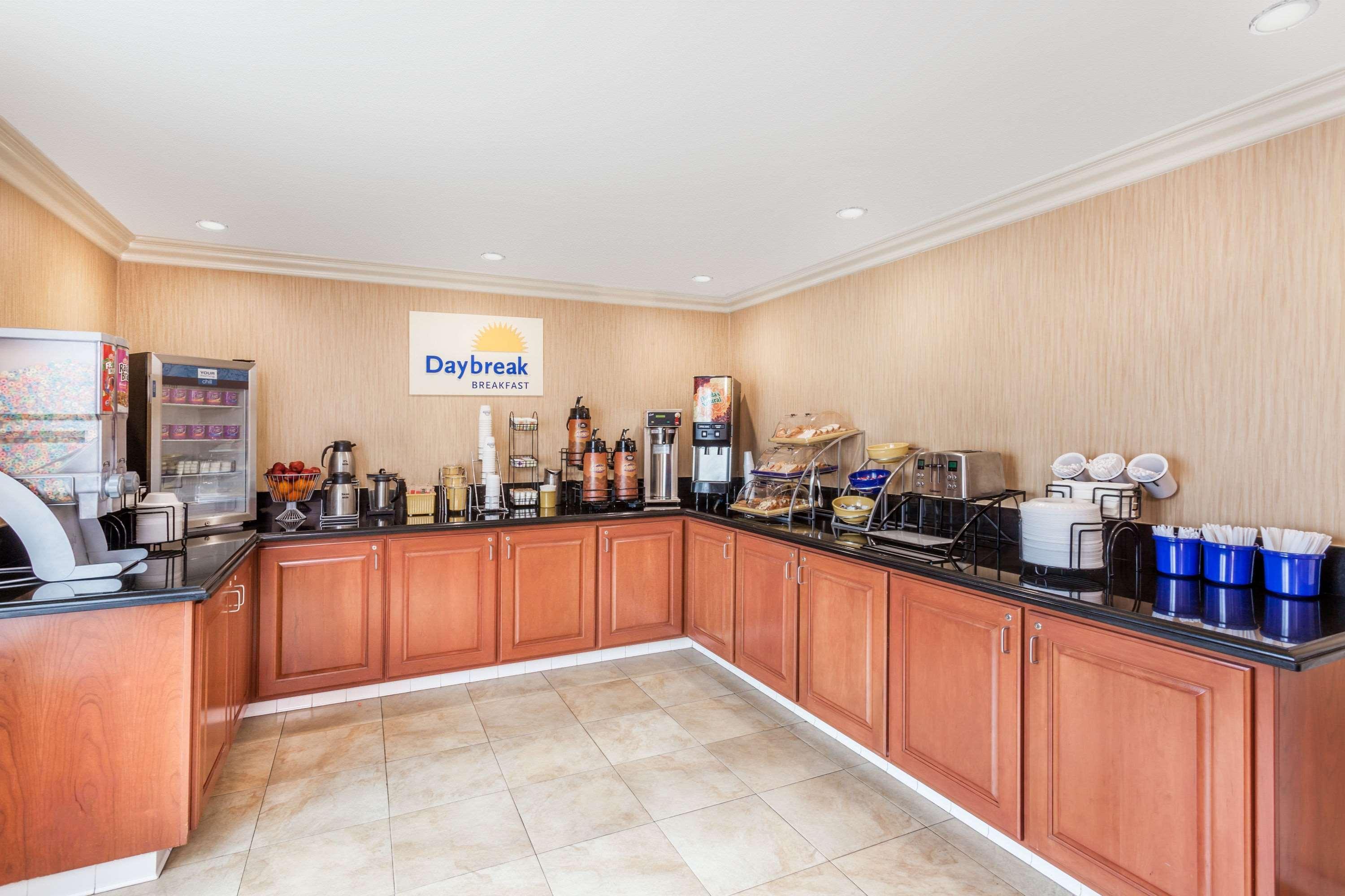 Days Inn By Wyndham Carlsbad Exteriör bild