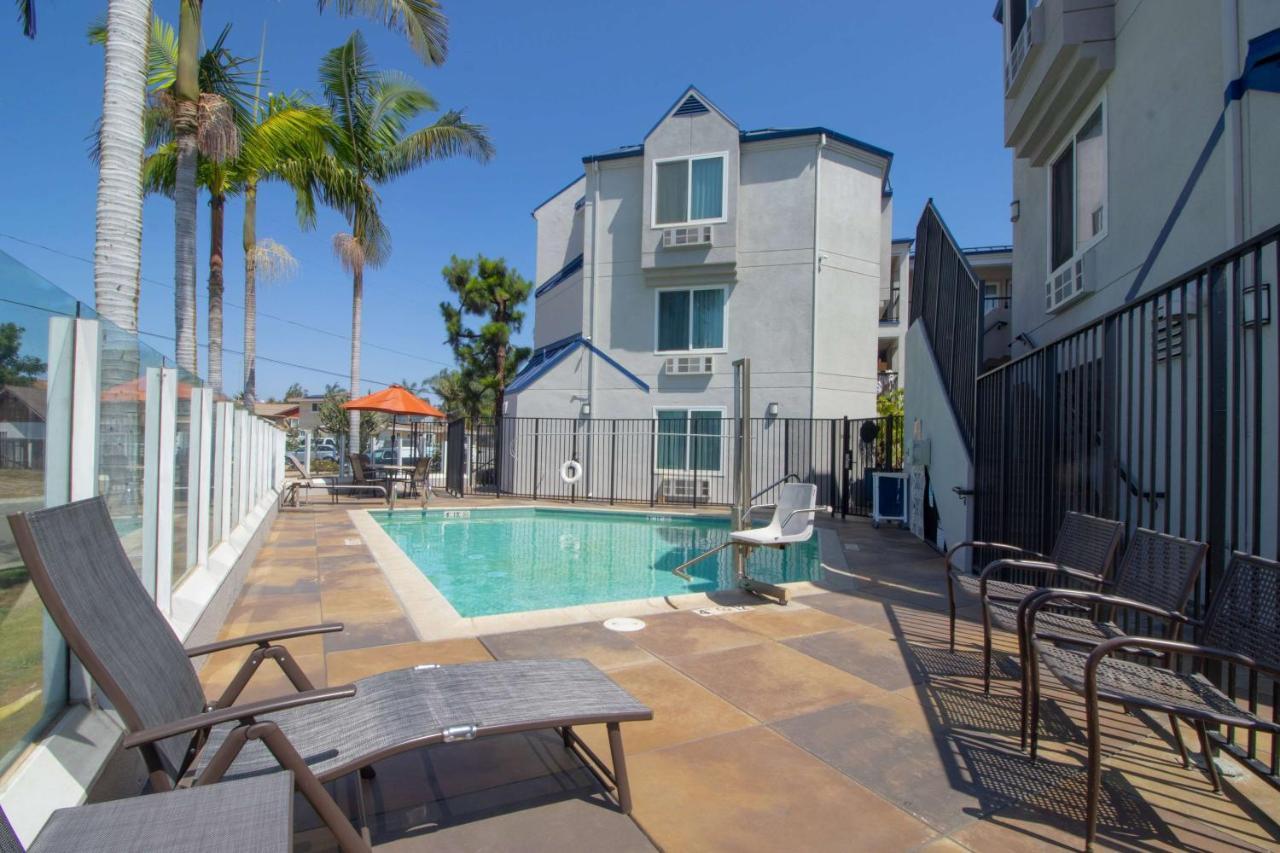 Days Inn By Wyndham Carlsbad Exteriör bild
