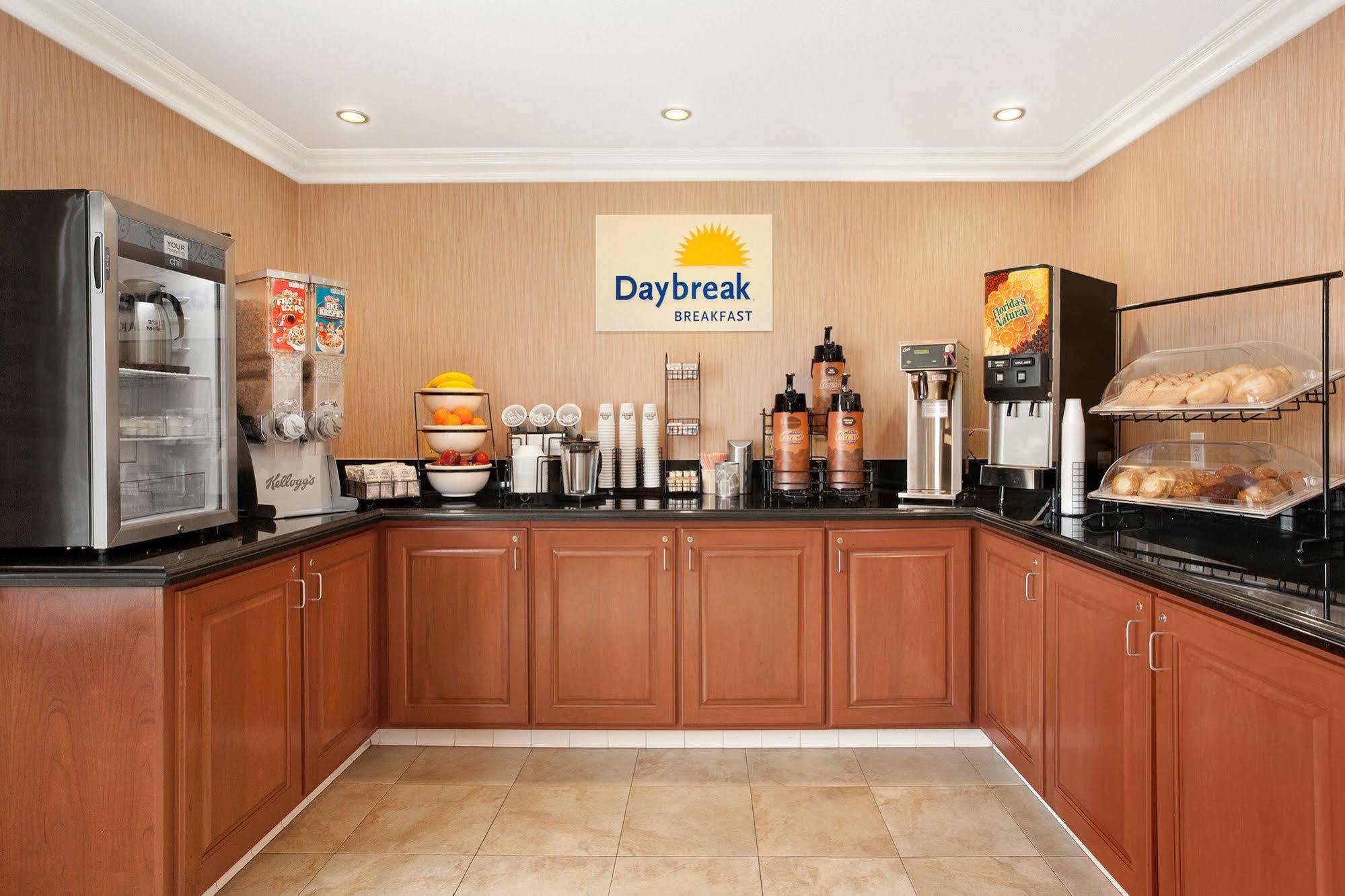 Days Inn By Wyndham Carlsbad Exteriör bild