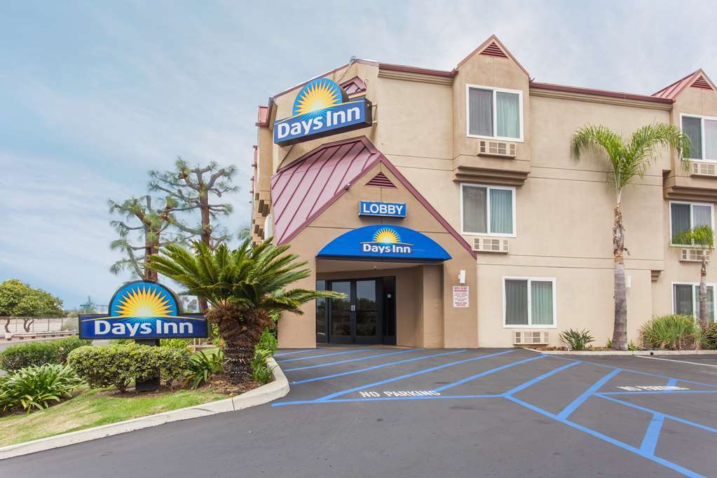 Days Inn By Wyndham Carlsbad Exteriör bild